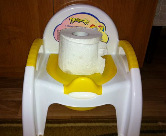 Светлый стул у детей от молока