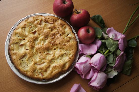 Шарлотка с яблоками рецепт в духовке пышная с кефиром фото пошагово с мукой