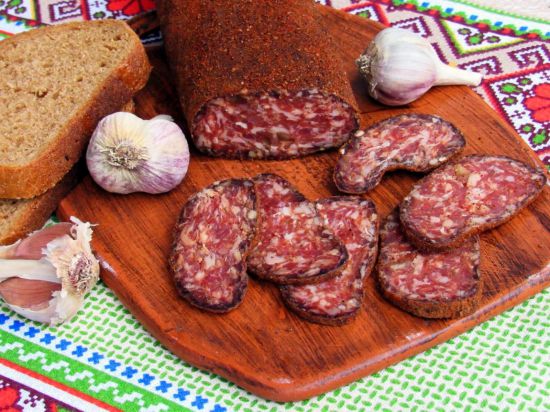 Домашняя колбаса из свинины и говядины в кишках рецепт с фото