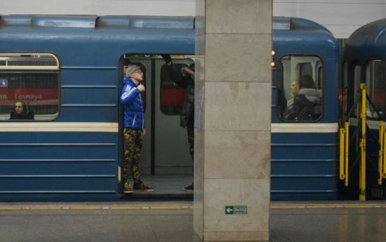 Знак в метро не прислоняться к дверям фото