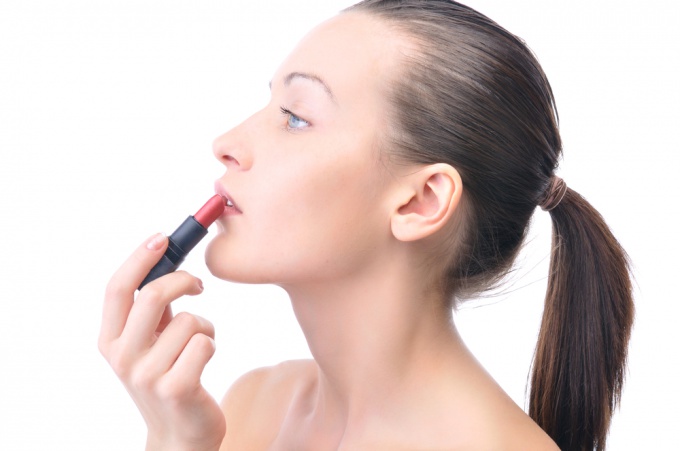 Как красить губы