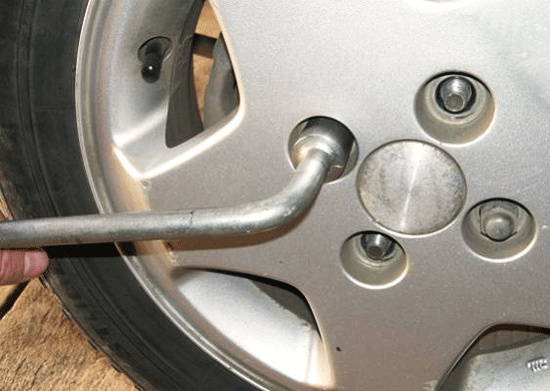 How to Unscrew the bolts on the wheel