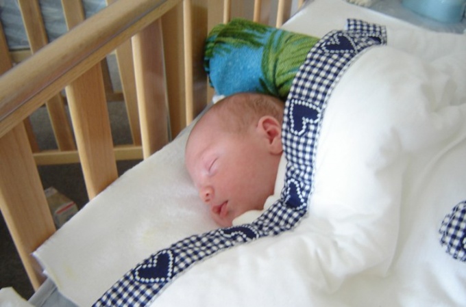 How to teach a newborn to the crib