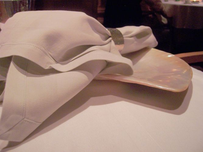 Как уложить бумажные салфетки в салфетницу