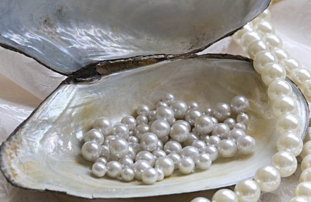 How to verify the authenticity of pearls