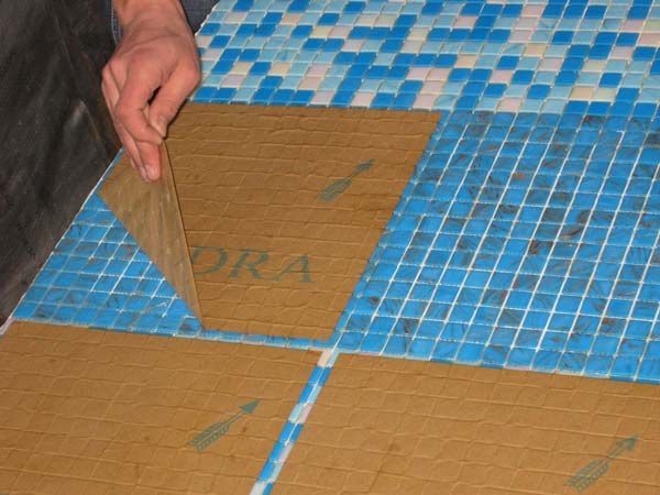 Как укладывать плитку мозаику