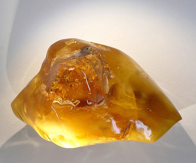 How to distinguish natural amber