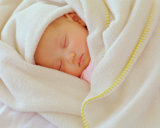 Как приучить новорожденных спать ночью