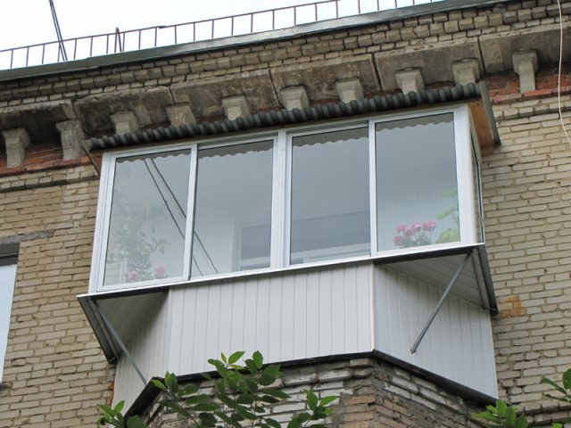 Как установить крышу на балконе