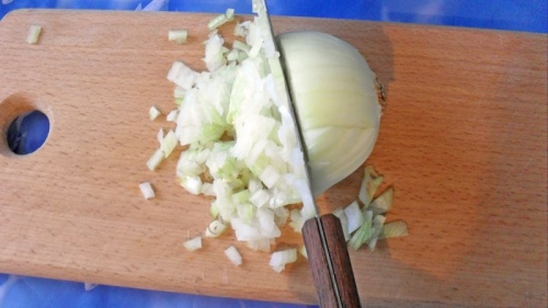 Как нарезать мелко лук