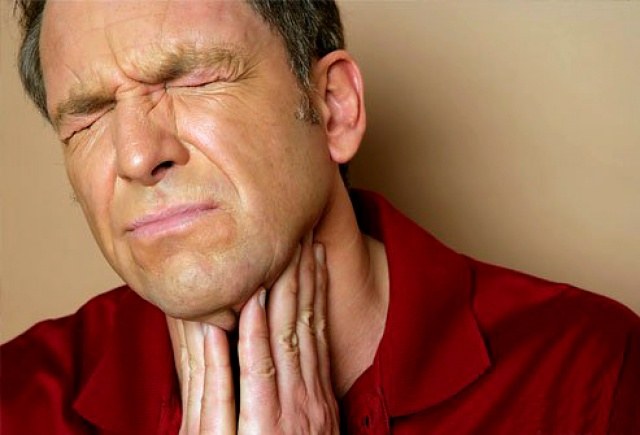 Почему болит горло