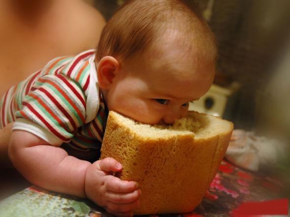 Как давать ребенку хлеб