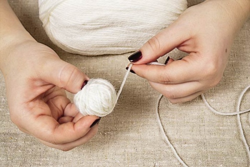 How to make a pompom on a hat