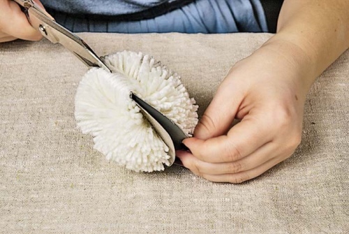 How to make a pompom on a hat