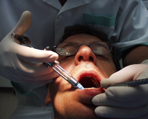 Что делать, если болит зуб под коронкой