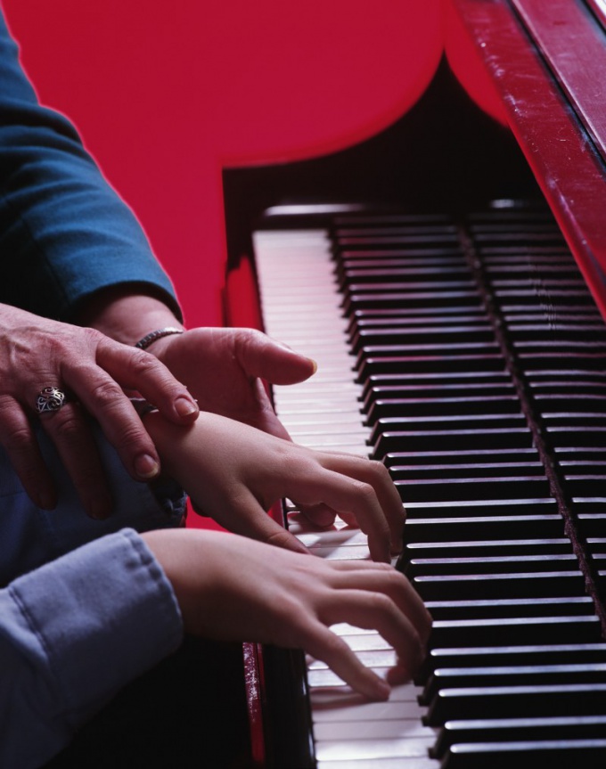 Как научиться играть на клавишном