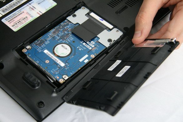 How to connect laptop hard drive to PC