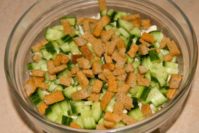 Как делать салат с сухариками