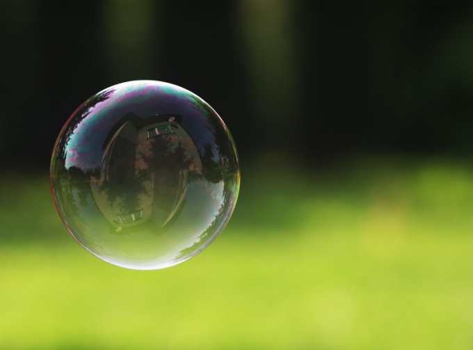 Как надуть большой мыльный пузырь