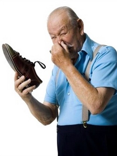 Как избавить обувь от пота