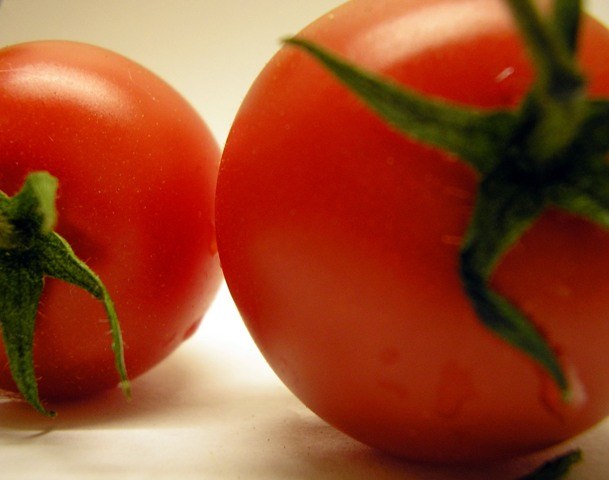 Почему помидор красный
