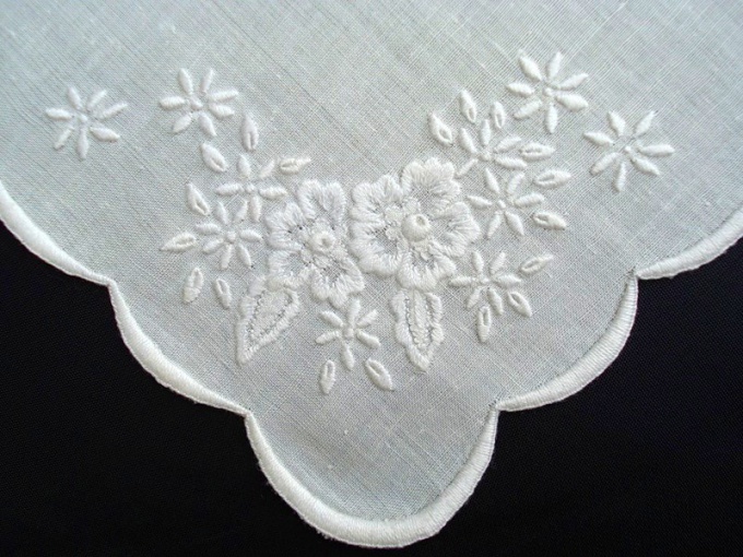 How to embroider a handkerchief