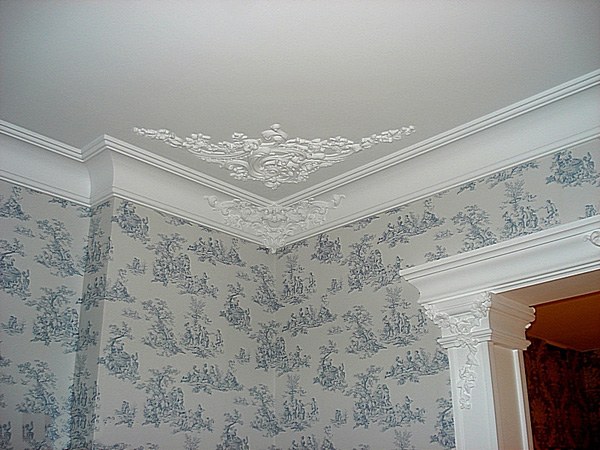 How to glue ceiling moldings