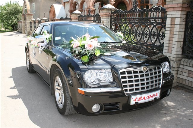 Как правильно и модно украсить автомобиль на свадьбу