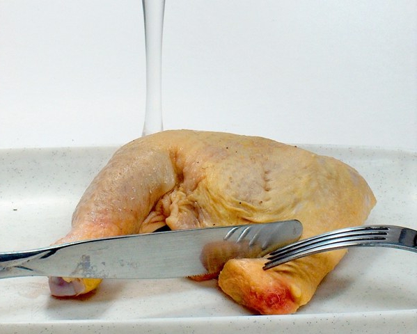 Чтобы приготовить фаршированную курицу, с нее сначала нужно снять кожу