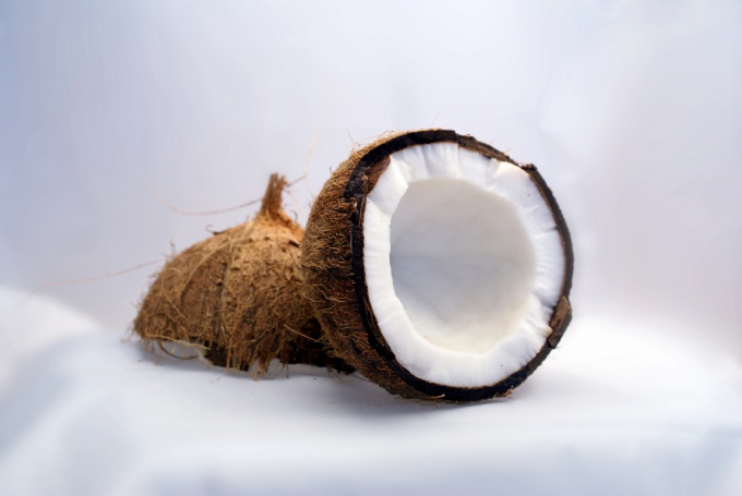 Расколоть кокосовый орех несложно