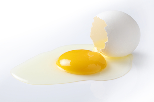 Существует множество рецептов, требующих разделения яиц на желток и белок