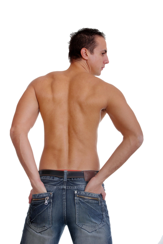 Broad shoulders – is a universally recognized sign of male beauty