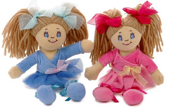Костюм для самодельной куклы дозволено сшить из маленьких ломтиков материала либо связать