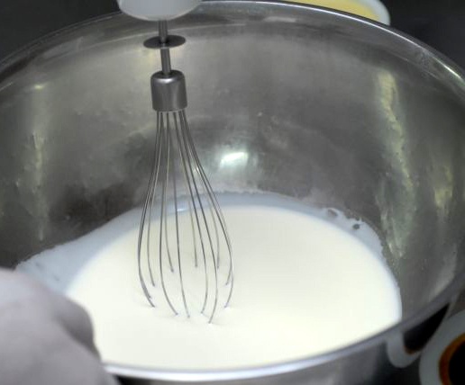 How to make whipped <strong>cream</strong>