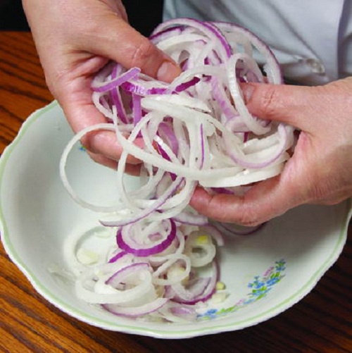 Как мариновать лук для салата