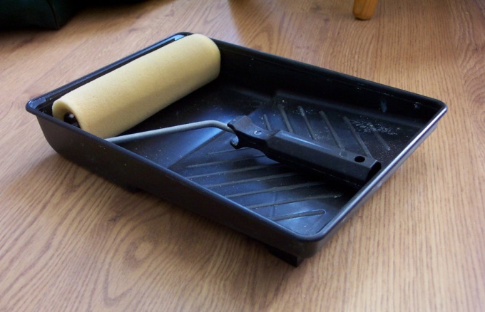 Paint roller with tray