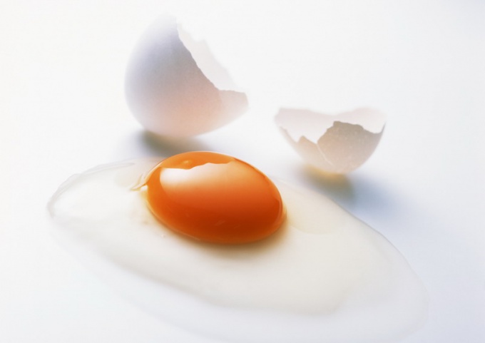 On the basis of the yolk can make a natural shampoo for hair