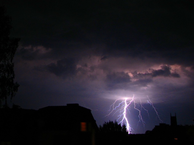 Lightning - samozarozhdayuscheysya discharge of electricity that occurs during a thunderstorm