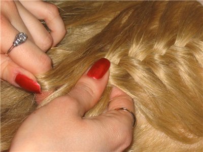 How to weave braid on the hair