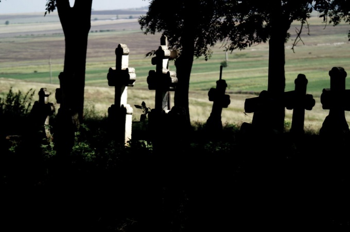 На кладбище следует прочитать молитву, зажечь свечу и безмолвно припомнить усопшего