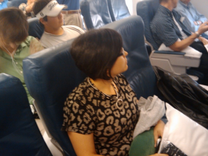 Как привлечь внимание человека, сидящего рядом с тобой в самолете