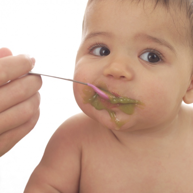 How to introduce solid foods to breastfed children