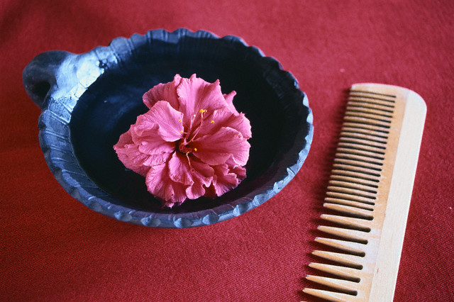 Combs should be regularly cleaned of dirt.