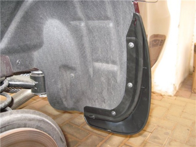 How to put mud flaps