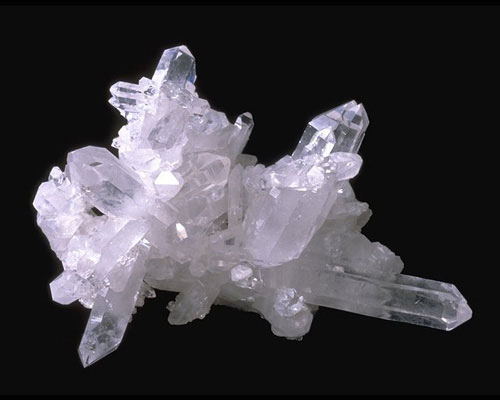 В изображенном на рисунке опыте экспериментатор поместил кристалл соли в каплю воды
