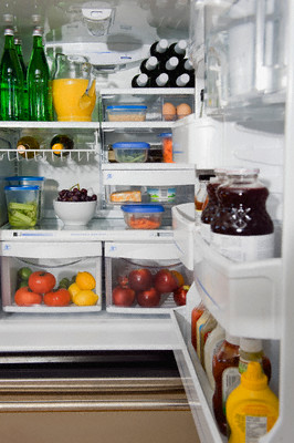 Как удалить запах из холодильника
