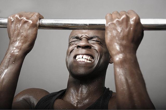 How to build chest muscles on the bar