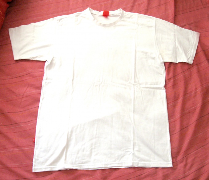 Даже простая белая футболка с джинсами будет смотреться стильно.