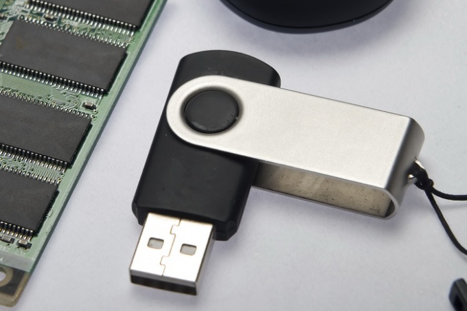 How to disassemble a USB flash drive