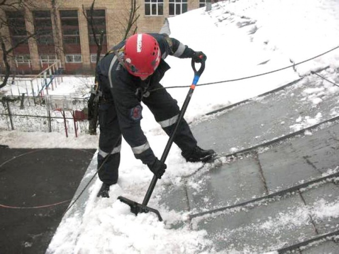 Как убирать снег с крыши